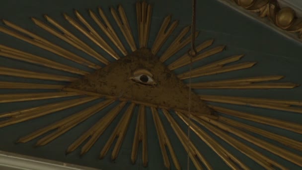 Masonový Symbol Oko Trojúhelníku Vnitřní Stěně Katolického Kostela — Stock video