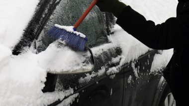  Çalı çırpı kullanarak arabanın kanat aynasının ve yan camlarının karını kazımak.
