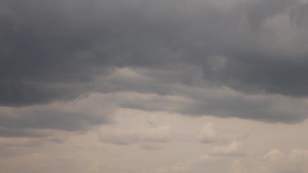 Σύννεφα Γεμάτα Από Βαθιά Γκρίζα Σύννεφα Έρχεται Καταιγίδα — Αρχείο Βίντεο