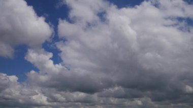 Beyaz bulutlar mavi gökyüzünde seyahat.