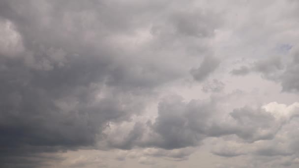 Θορυβώδη Σύννεφα Διασχίζουν Τον Ουρανό Σύννεφα Γεμάτα Από Βαθιά Γκρίζα — Αρχείο Βίντεο