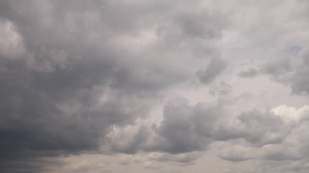 Des nuages orageux traversant le ciel. Ciel nuageux plein de nuages gris profond. La tempête arrive. . 