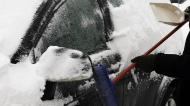  Fırça kullanarak arabanın karını kazımak..