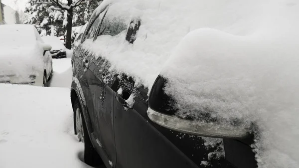 Widok Przodu Samochodu Trzy Samochody Rzędu Pokryte Śniegiem — Zdjęcie stockowe