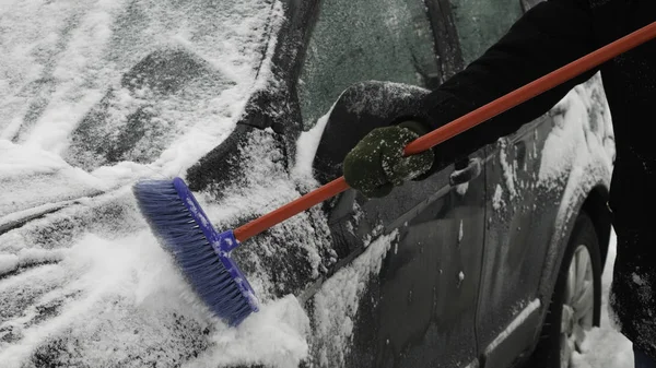 Очистка Стороны Автомобиля Снега Помощью Кисти — стоковое фото