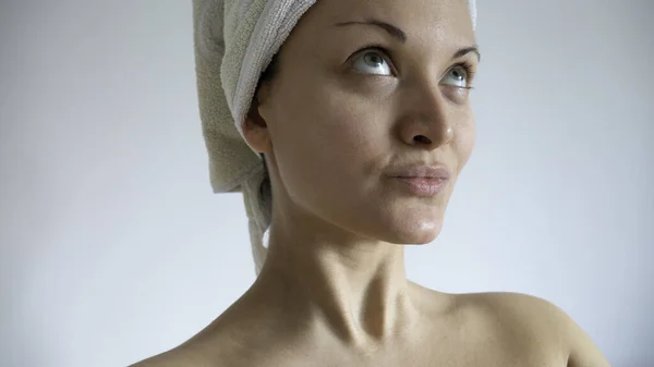 Mujer Caucásica Después Del Baño Con Toalla Cabeza — Foto de Stock