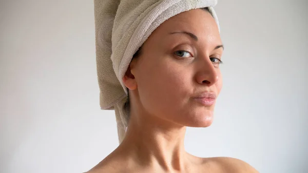 Zbliżenie Białej Kobiety Ręcznikiem Owiniętym Wokół Głowy — Zdjęcie stockowe