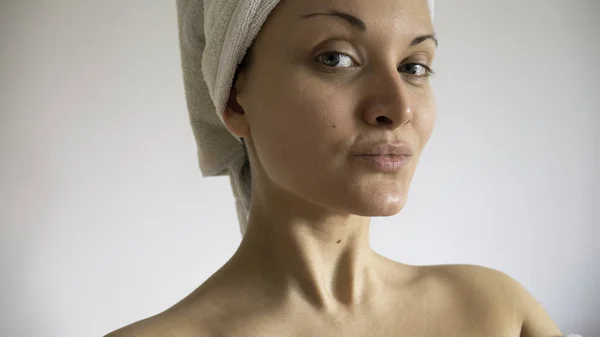Πορτρέτο Μιας Γυμνής Γυναίκας Μια Πετσέτα Τυλιγμένη Γύρω Από Κεφάλι — Φωτογραφία Αρχείου
