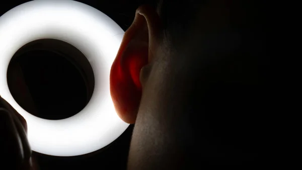 アブストラクト 暗黒とLedのリングの人間の耳 — ストック写真