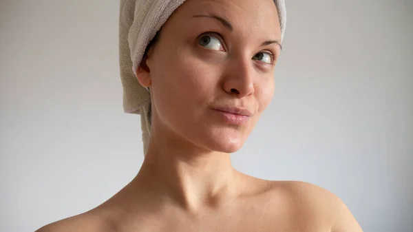 Portret Białej Kobiety Ręcznikiem Głowie — Zdjęcie stockowe