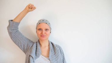 Kaşları olmayan, kanserden kurtulan bir kadının portresi. Başarılı kemoterapiden sonra hayatta kalan mutlu kanser hastaları. Kanserle savaşan tüysüz bir kadın, beyaz bir geçmişi yok. Boşluk yok. Metin için alanı kopyala.