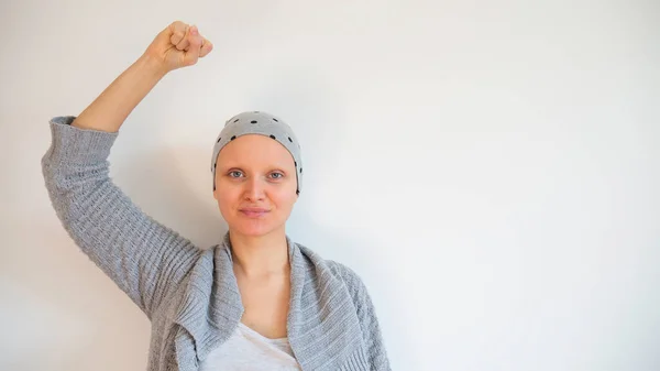 Retrato Mujer Sobreviviente Cáncer Sin Cejas Feliz Sobreviviente Cáncer Después — Foto de Stock