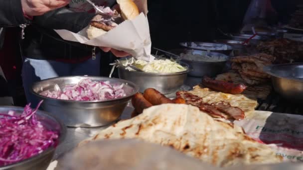 用勺子从碗中取出切碎的洋葱放在汉堡包里 街头食品销售 — 图库视频影像