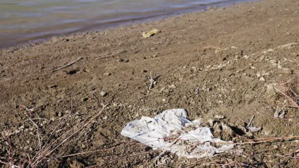 Plásticos Que Contaminan Orilla Del Río — Vídeo de stock