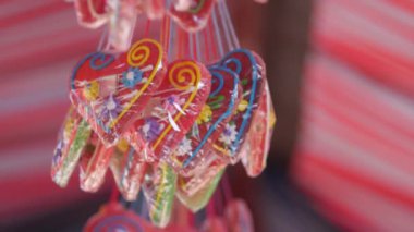 Kırmızı-beyaz çizgili çadırların altında asılı zencefilli kekler.