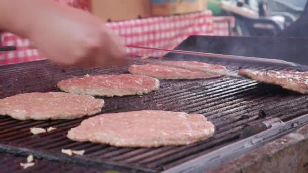 Accendere Hamburger Alla Griglia Con Pinze Barbecue — Video Stock
