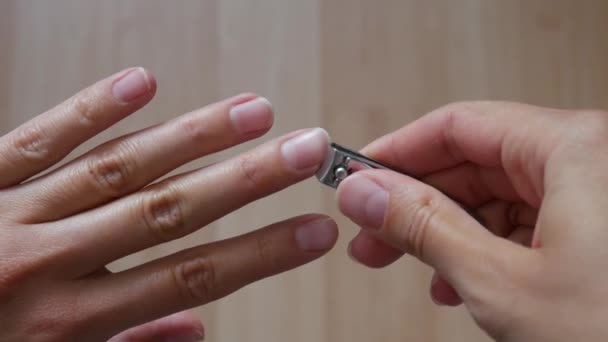 Close Mãos Mulheres Brancas Usar Esmalte — Vídeo de Stock