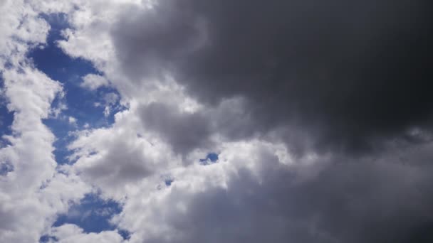 Des nuages sombres couvrent le ciel .