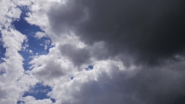 暗い雲が空を覆う — ストック動画