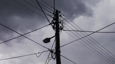 Elektrik direği ve fırtınalı gökyüzü