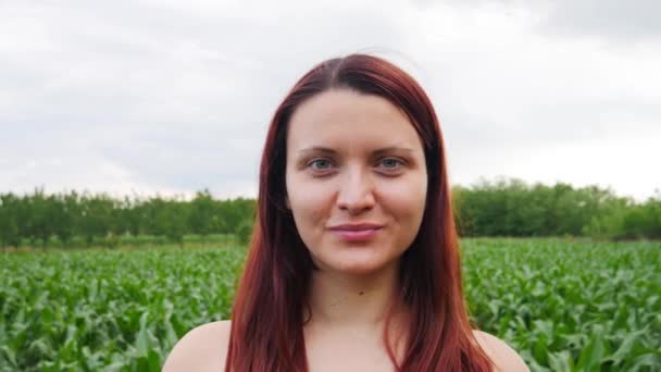 Portrait Caucasian Woman Red Hair Standing Field Smiling Camera — Stock Video