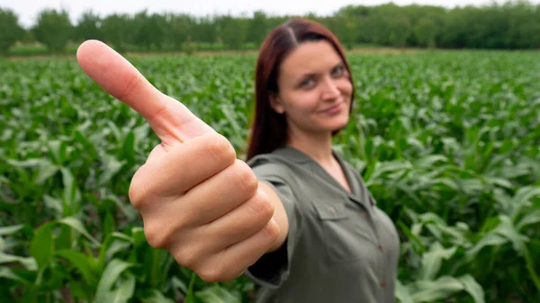Una Campesina Sonriente Dando Pulgares Campo Maíz Saludable Éxito Agricultura —  Fotos de Stock