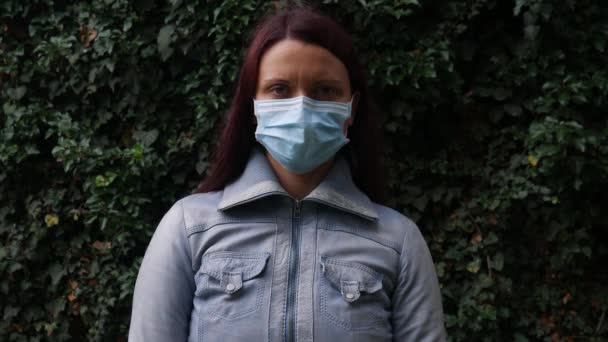 Portrét Ženy Lékařskou Maskou Tváři Přírodě Během Pandemie Koronaviru — Stock video