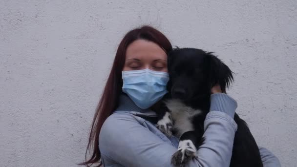 Šťastná Fena Majitele Psa Chirurgickou Maskou Tváři Během Pandemie Koronaviru — Stock video