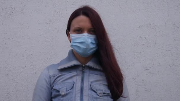 Een Vrouw Met Een Beschermend Masker Kijkt Recht Camera — Stockvideo