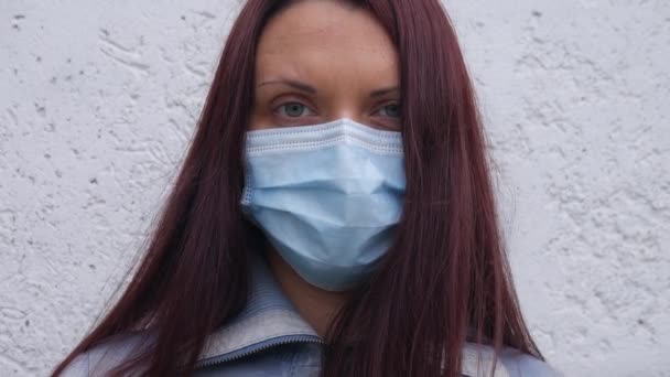 Ritratto Donna Con Maschera Medica Una Giornata Ventosa — Video Stock