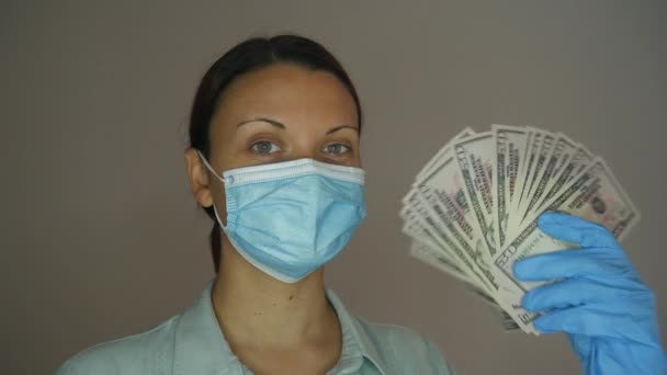 Kobieta Lekarz Fanką Banknotów Dolarowych Pielęgniarka Masce Medycznej Rękawiczkach Czuje — Wideo stockowe