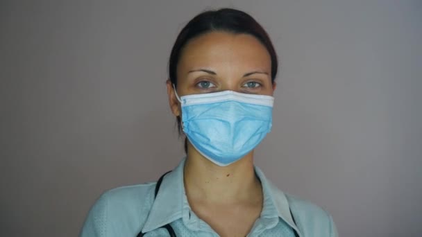戴着口罩和乳胶手套的女医生拿着五十元钞票闻一闻 医药中的贿赂和腐败 — 图库视频影像