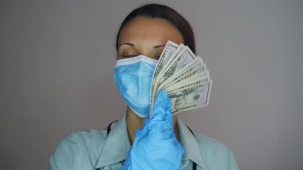 Suborno Corrupção Medicina Mulher Médico Acariciando Seu Rosto Com Dinheiro — Vídeo de Stock