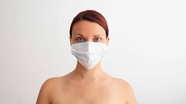 Maska Medyczna Twarzy Kobiety Gołymi Ramionami Białym Tle Przestrzeń Ujemna — Zdjęcie stockowe