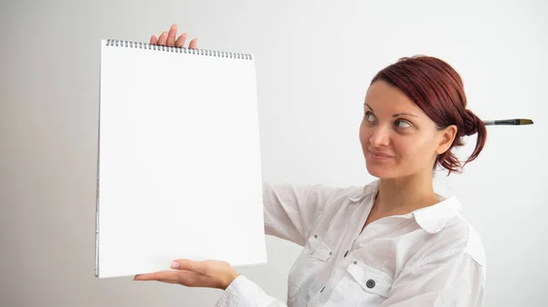Caucasian Artist Woman Holds Her Hands Empty Canvas Pad While — Stock Photo, Image