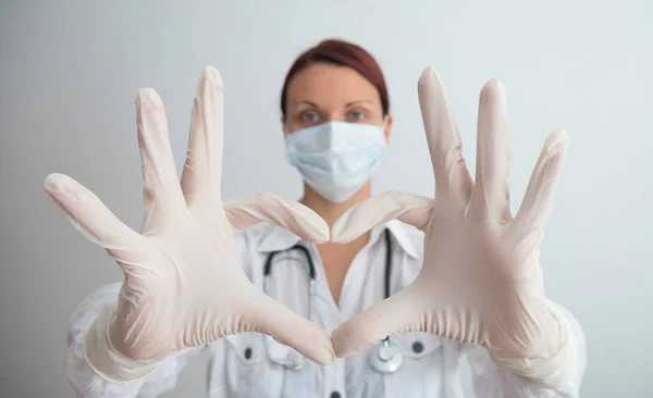 Жінка Лікар Медичною Маскою Руками Латексі Показує Символ Серця — стокове фото