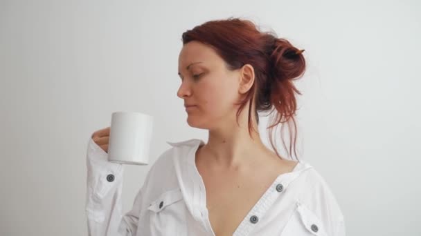 Sabahlar Kadın Esniyor Kahveyle Uyanmaya Çalışıyor Boş Bir Fincan Kahve — Stok video