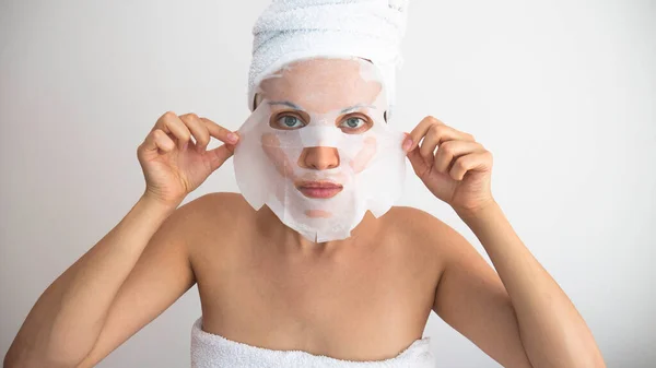 Donna Applicare Togliere Bianco Maschera Cosmetica Tessuto Facciale — Foto Stock