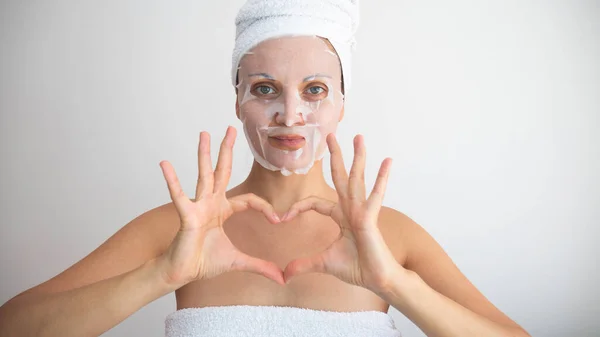 Žena Zabalená Ručníku Bílou Kosmetickou Látkou Obličejová Maska Dává Symbol — Stock fotografie