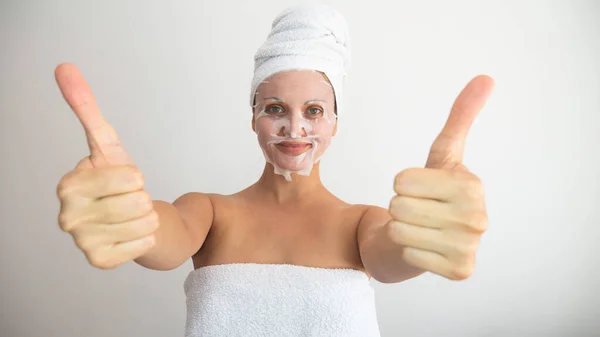 Donna Avvolta Asciugamano Con Maschera Facciale Tessuto Cosmetico Bianco Pollice — Foto Stock