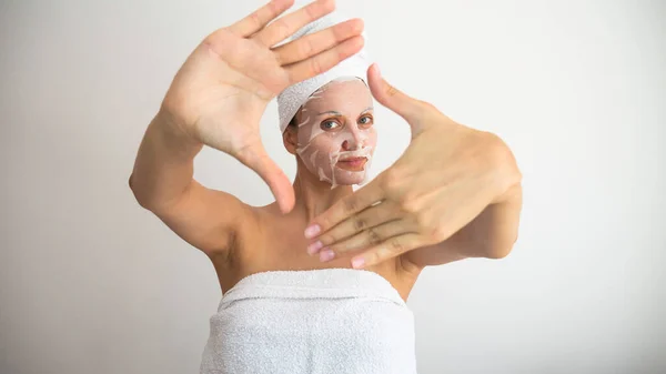 Donna Prende Cura Della Sua Pelle Facciale Con Una Maschera — Foto Stock