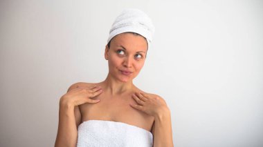 Banyo havlusu içinde güzel bir genç bayan. Metin için negatif boşluk veya kopyalama alanı.