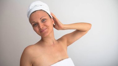 Havluyla duş alan kadın..