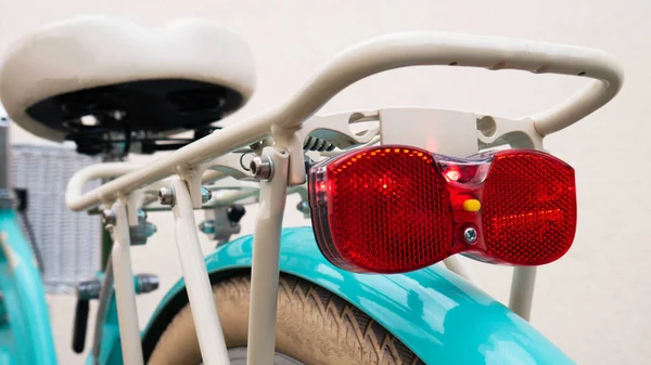 Kırmızı bisiklet arka reflektörü ve arka tekerlek.