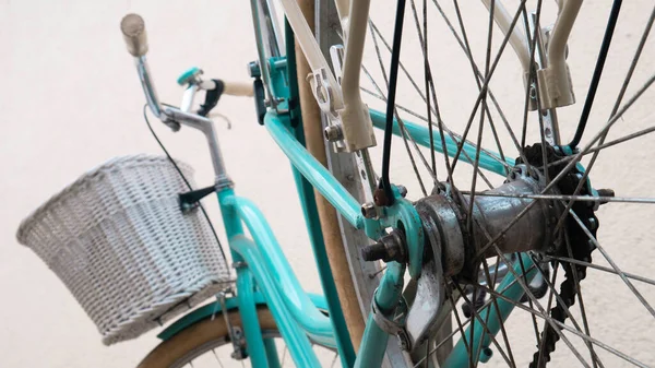바구니를 청록색 자전거 — 스톡 사진