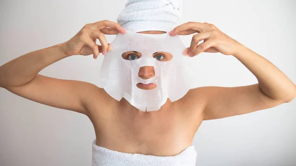 Una Donna Prende Cura Della Sua Pelle Facciale Con Maschera — Foto Stock