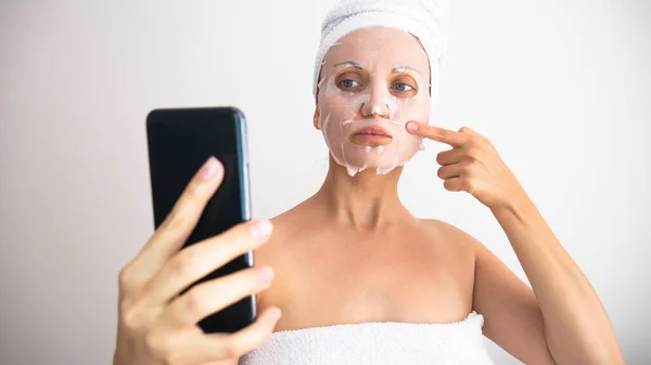 Běloška Zabalená Bílých Ručnících Kosmetickou Maskou Vezme Selfie Mobilním Telefonem — Stock fotografie