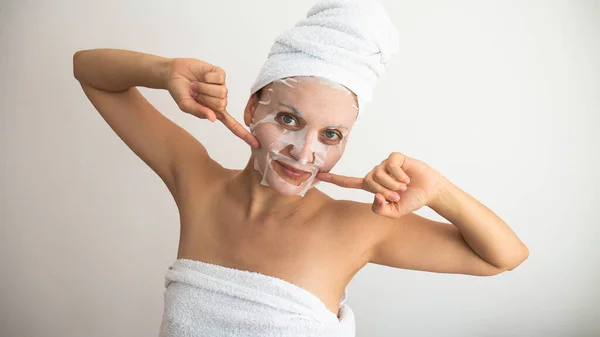 Λευκή Γυναίκα Λευκή Πλαστική Μάσκα Στο Πρόσωπό Της Καλλυντικά Ομορφιάς — Φωτογραφία Αρχείου