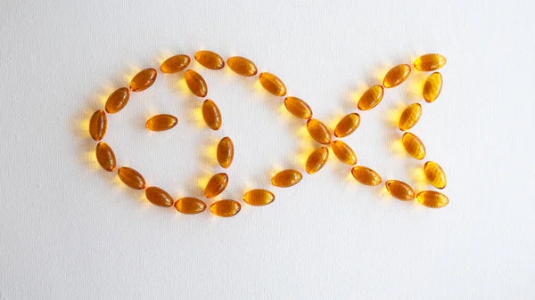 Balık şekilli yağ kapsülleri. Sağlık ve tıbbi konsept.