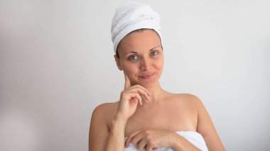 Banyo havlusu giymiş bir kadın. Negatif boşluk ya da metin için kopyalama alanı. Güzellik Kozmetikleri ve Spa Tedavi Konsepti.